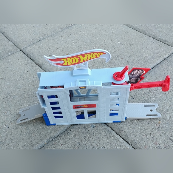Mattel Toys Hot Wheels City Power Lift Garage Portable Play Set